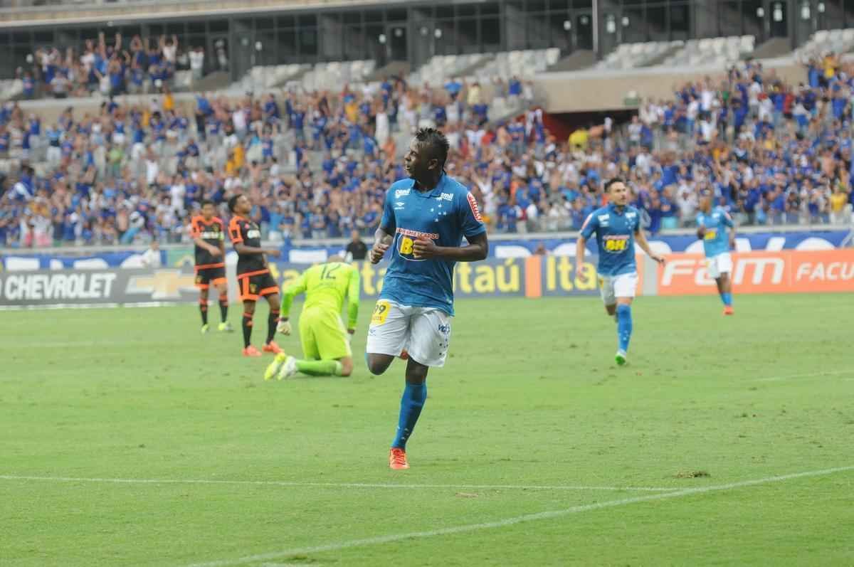 Cruzeiro 3 x 0 Sport: Raposa construiu a goleada sobre o time pernambucano em oito minutos. Gols de Willians, em cobrana de pnalti, Durval (contra) e Marcos Vincius.