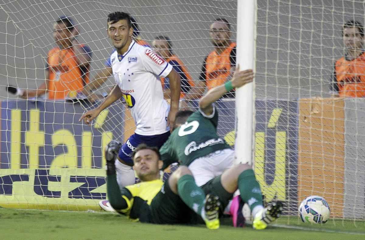 Gois 0 x 1 Cruzeiro: equipe celeste sofreu contra o time goiano, mas encontrou um gol com o uruguaio De Arrascaeta e buscou os trs pontos fora de casa.