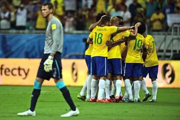 Imagens do jogo entre Brasil x Peru em Salvador