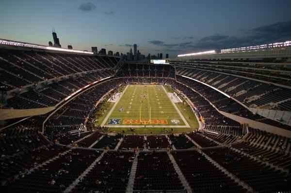 O Soldier Field fica em Chicago, e é a casa do time de futebol americano Chicago Bears. O estádio tem a capacidade para 63.500 pessoas