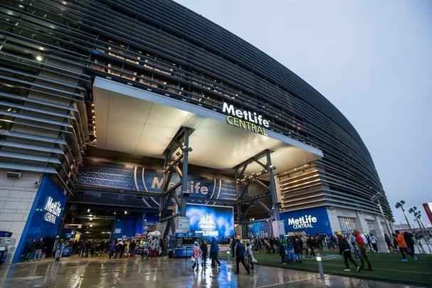 Apesar de ser a casa do New York Jets, o MetLife Stadium fica em East Rutherford, Nova Jérsia, e tem capacidade para 82.500 pessoas