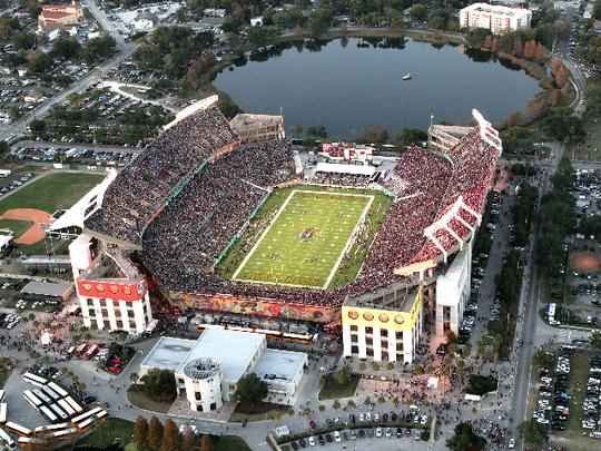 O Orlando Citrus Bowl fica em Orlando, na Flórida, e tem capacidade para receber 65.438 espectadores