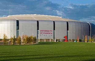 O University of Phoenix Stadium fica no subrbiu de Phoenix, no Arizona, e pode recever mais de 63.000 pessoas