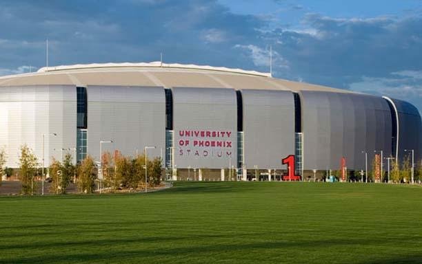 O University of Phoenix Stadium fica no subúrbiu de Phoenix, no Arizona, e pode recever mais de 63.000 pessoas