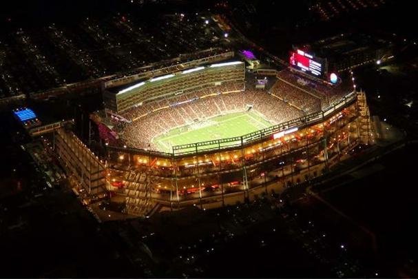 Localizado em Santa Clara, próximo à cidade de São Francisco, na Califórnia, o Levi's Stadium tem lugar para 68.5000 pessoas