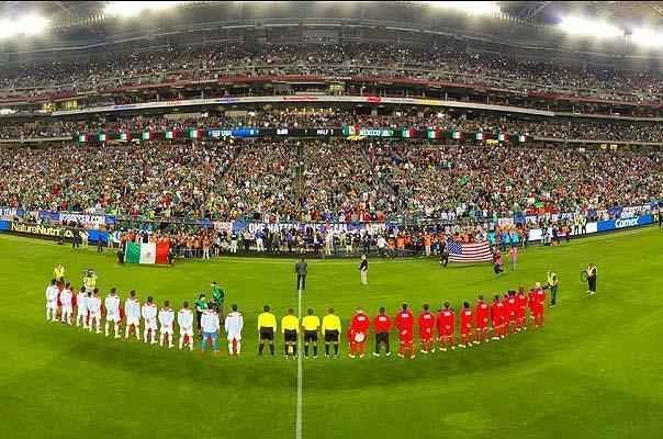 O University of Phoenix Stadium fica no subúrbiu de Phoenix, no Arizona, e pode recever mais de 63.000 pessoas