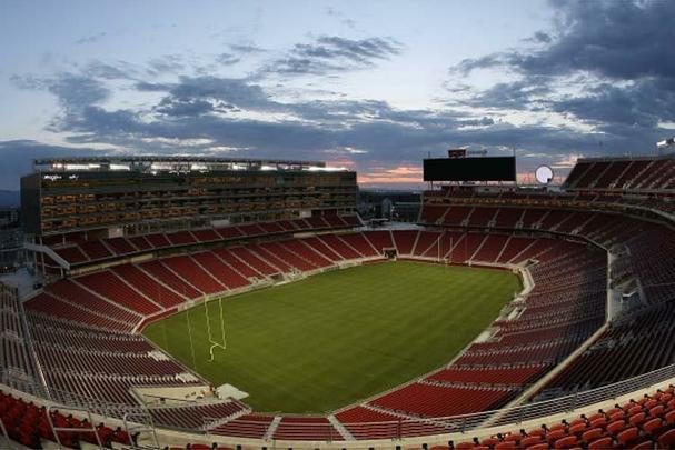 Localizado em Santa Clara, próximo à cidade de São Francisco, na Califórnia, o Levi's Stadium tem lugar para 68.5000 pessoas