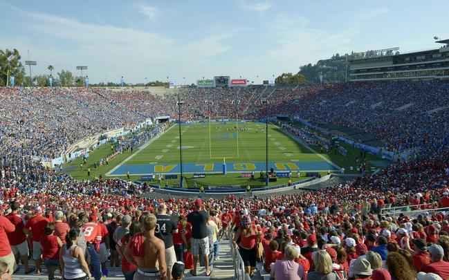 Localizado em Pasdena, subúrdio de Los Angeles (Califórnia), o Rose Bowl Stadium tem capacidade para 92.542 espectadores