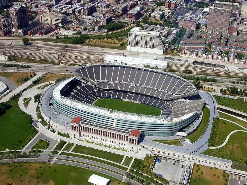 O Soldier Field fica em Chicago, e  a casa do time de futebol americano Chicago Bears. O estdio tem a capacidade para 63.500 pessoas
