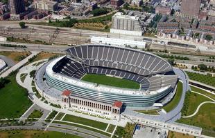 O Soldier Field fica em Chicago, e  a casa do time de futebol americano Chicago Bears. O estdio tem a capacidade para 63.500 pessoas