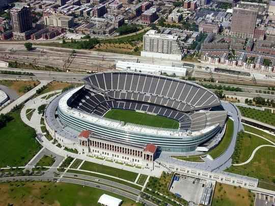 O Soldier Field fica em Chicago, e � a casa do time de futebol americano Chicago Bears. O est�dio tem a capacidade para 63.500 pessoas