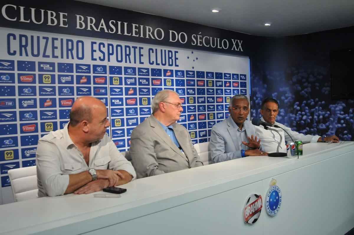 Momentos da passagem de Isaas Tinoco pelo Cruzeiro. Anunciado como diretor de futebol em 22 de julho deste ano, Tinoco s permaneceu no cargo at 31 de agosto