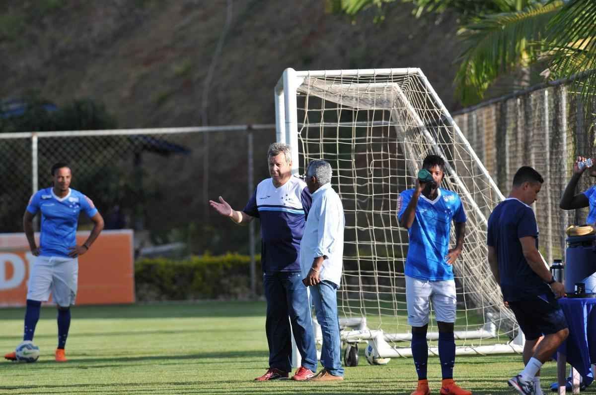 Momentos da passagem de Isaas Tinoco pelo Cruzeiro. Anunciado como diretor de futebol em 22 de julho deste ano, Tinoco s permaneceu no cargo at 31 de agosto