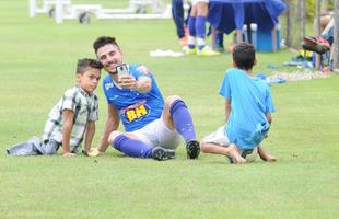 Ex-cruzeirense Leandro Guerreiro levou garoto com m formao nas pernas para realizar sonho de conhecer o CT do Cruzeiro