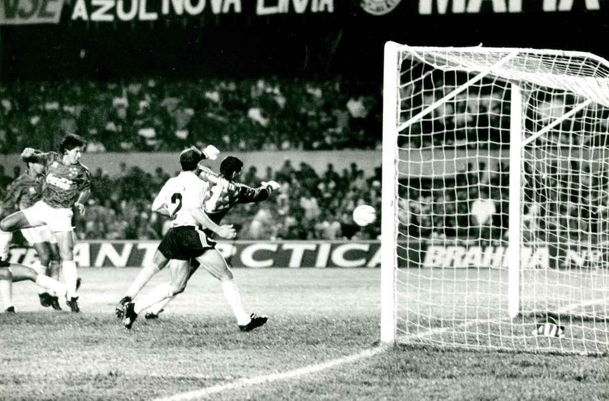 Lance do primeiro jogo entre Cruzeiro e Racing, no Mineiro