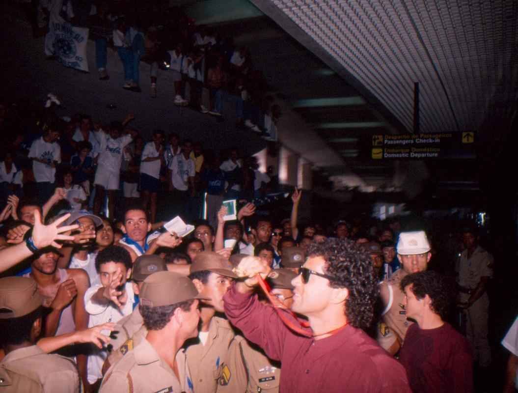 Torcida compareceu ao Aeroporto de Confins para recepcionar os campees no retorno da Argentina