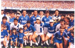 Clube celeste foi bicampeo dos campees da Amrica em cima do Racing, em 24 de novembro de 1992, com goleada por 4 a 0 no Mineiro e derrota por 1 a 0 em Avellaneda. Mdia de pblico pagante do Cruzeiro foi de 73.105 torcedores por jogo no torneio.