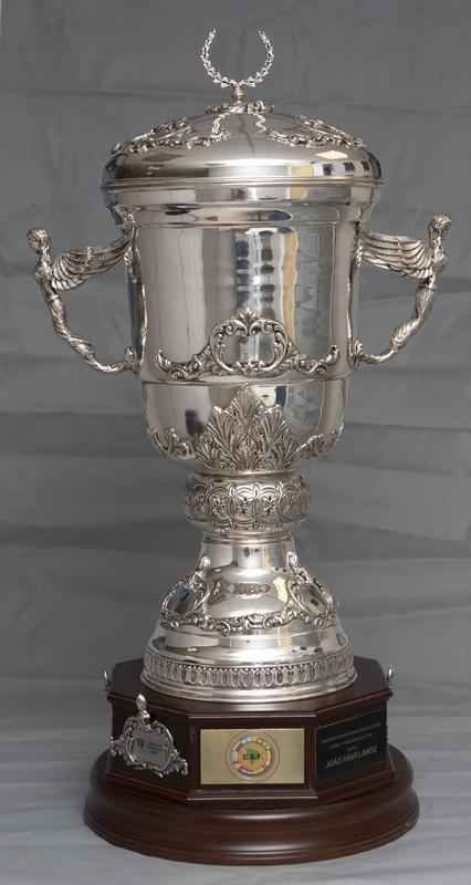 Rplica do trofu da Supercopa est na sede do Cruzeiro