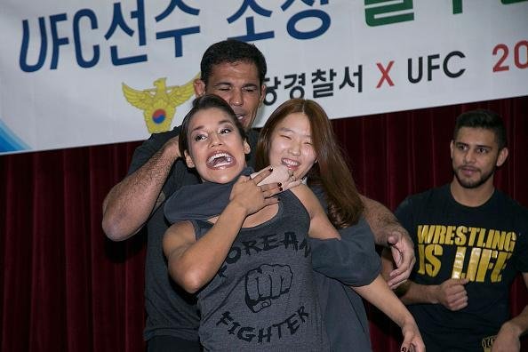 Minotauro brinca com Julianna Pena e apresentadora do UFC