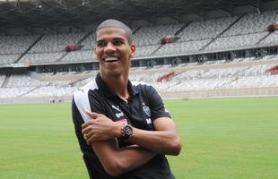 Leonardo Silva aceitou convite para ir ao Mineiro relembrar ttulo da Copa do Brasil; veja imagens da conquista do Galo em 2014 em fotos do capito com a taa 