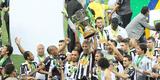 Leonardo Silva aceitou convite para ir ao Mineiro relembrar ttulo da Copa do Brasil; veja imagens da conquista do Galo em 2014 em fotos do capito com a taa 