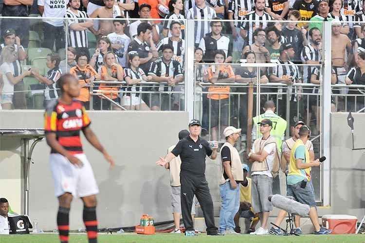 Explicao 'inusitada' do treinador depois de goleada sobre o Flamengo, em setembro, no Horto: 'Houve uma grande presso em cima do Atltico hoje, e sabe o que ns fizemos ontem? Ns fizemos uma pelada com churrasco, conversamos e brincamos. Quando o trabalho est certo, no h motivo para ficar apreensivo. Voc no pode pressionar a ponto de perder o equilbrio.  manter a tranquilidade'