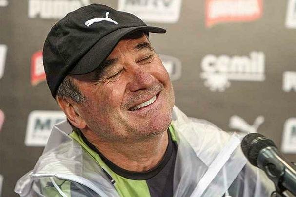 Levir comenta sobre mistrio na escalao de Thiago Ribeiro ou Carlos para jogo contra Santos, em junho: 'No vou definir agora s por pirraa (risos). No quero falar. J que tem essa dvida, deixa at a hora do jogo'