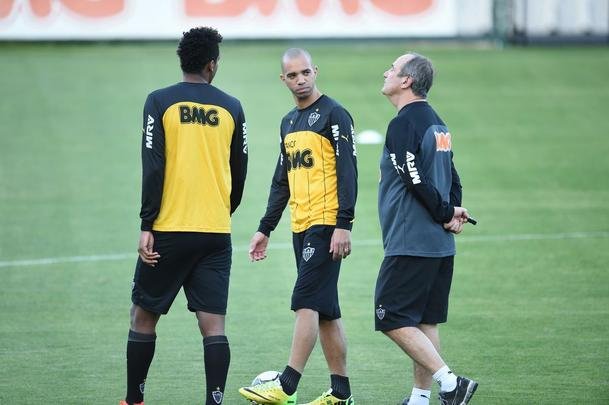 Levir rebate questionamento de Diego Tardelli aps eliminao na Libertadores de 2014: 'Acho que ele (Tardelli) est certo. Quem tem que substituir  o treinador. Ele tem que jogar. O jogador para mim  nmero. Eu j disse para eles. Se ele no tiver nmero, ele sai. Nenhum chute no gol, nenhuma assistncia, e por isso ele saiu. Ele  recordista de nmeros no Atltico, no ? Mas comigo ele no deu nenhum chute no gol ainda. Se ele repetir a insistncia de antes, ele vai jogar. D para chamar de craque. O Tardelli tem muita qualidade tcnica e ele precisa entender esse recado. No s ele, mas todos. O goleiro e o zagueiro tm que interceptar, assim sero os melhores. J se o atacante no chutar no gol, porque tem que ficar no campo. Tem que jogar na plenitude de sua capacidade'