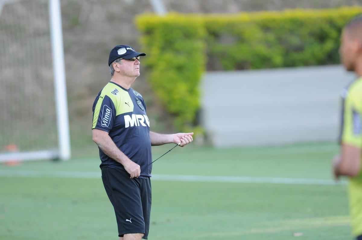 Apesar da repercusso e das crticas, o treinador manteve o discurso de campeonato manchado, depois da derrota do Atltico contra o Corinthians, no Independncia. 'Claro que sim! Aquilo que j aconteceu, ningum vai apagar. Pelo contrrio. Na rodada passada, ns tivemos srios problemas de arbitragem e no foi o Atltico. Criou-se uma dificuldade maior para os rbitros com a mudana de regra, que para mim  ridcula. Isso gerou um problema muito grande na arbitragem como nunca ns tivemos. Os pontos que perdemos com a arbitragem no voltam mais, foram perdidos. H quanto tempo no temos um campeonato com tantas reclamaes de arbitragem? Se no tivessem tantos erros de arbitragem poderamos correr mais perto do Corinthians'