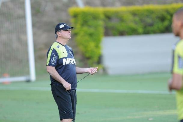 Apesar da repercusso e das crticas, o treinador manteve o discurso de campeonato manchado, depois da derrota do Atltico contra o Corinthians, no Independncia. 'Claro que sim! Aquilo que j aconteceu, ningum vai apagar. Pelo contrrio. Na rodada passada, ns tivemos srios problemas de arbitragem e no foi o Atltico. Criou-se uma dificuldade maior para os rbitros com a mudana de regra, que para mim  ridcula. Isso gerou um problema muito grande na arbitragem como nunca ns tivemos. Os pontos que perdemos com a arbitragem no voltam mais, foram perdidos. H quanto tempo no temos um campeonato com tantas reclamaes de arbitragem? Se no tivessem tantos erros de arbitragem poderamos correr mais perto do Corinthians'
