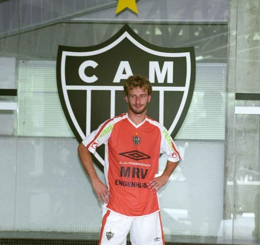 Rafael Tesser pendurou as chuteiras e  dono de um estdio de pilates em Joinville, Santa Catarina.