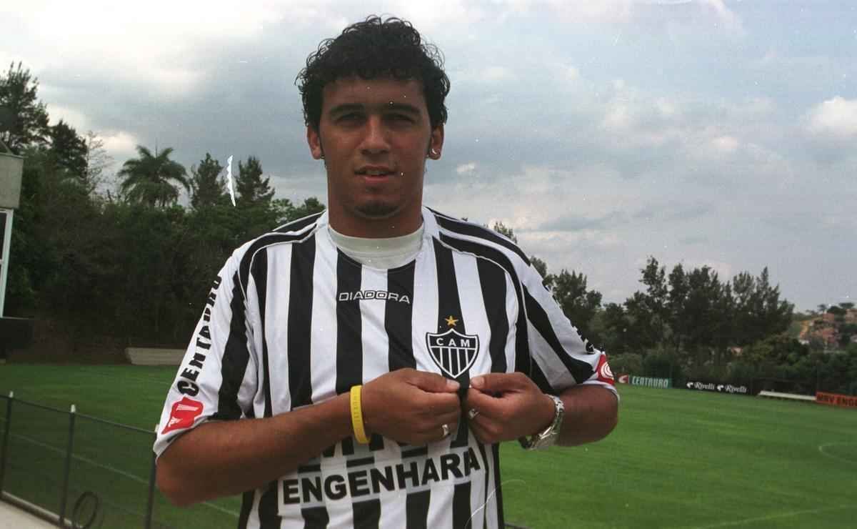 Lateral Edison joga pelo Corinthians, onde foi campeo brasileiro de 2015