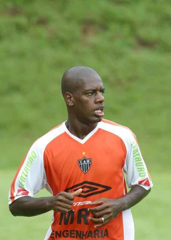 Ex-volante Ataliba se aposentou e  dono de uma escolinha de futebol em Paulnia, So Paulo