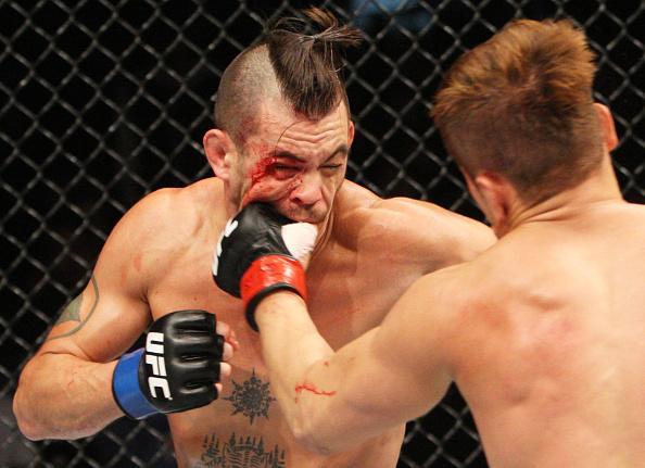 Tae Hyun Bang (luvas vermelhas) derrotou Leo Kuntz na deciso dividida dos jurados