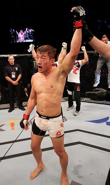 Tae Hyun Bang (luvas vermelhas) derrotou Leo Kuntz na deciso dividida dos jurados