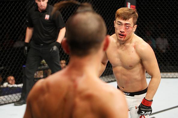 Tae Hyun Bang (luvas vermelhas) derrotou Leo Kuntz na deciso dividida dos jurados