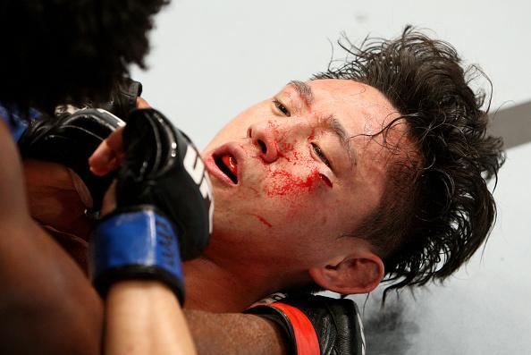 Dominique Steele (luvas vermelhas) nocauteou Dong Hyun Kim aos 27 segundos do terceiro round