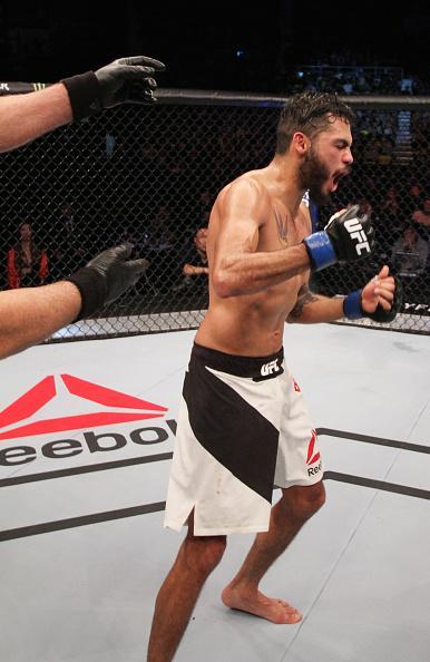 Marco Beltran (luvas azuis) derrotou Ning Guangyou na deciso dividida dos jurados