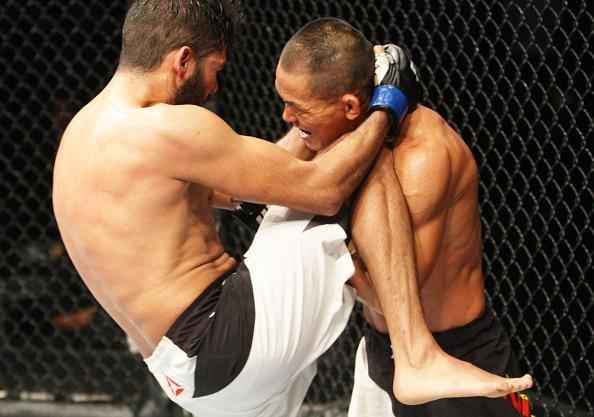 Marco Beltran (luvas azuis) derrotou Ning Guangyou na deciso dividida dos jurados