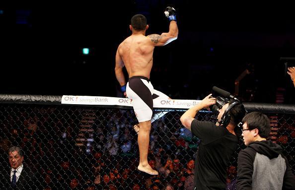 Fredy Serrano (luvas azuis) derrotou Yao Zhikui por nocaute tcnico aos 44s do primeiro round