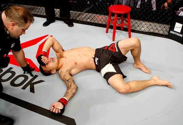 Fredy Serrano (luvas azuis) derrotou Yao Zhikui por nocaute tcnico aos 44s do primeiro round