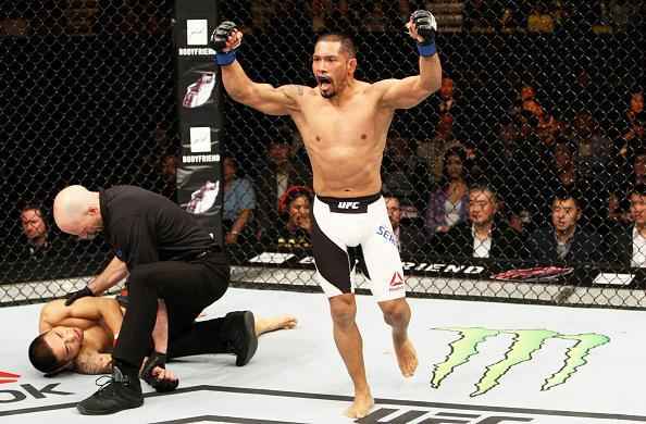 Fredy Serrano (luvas azuis) derrotou Yao Zhikui por nocaute tcnico aos 44s do primeiro round