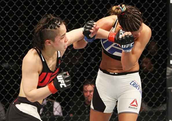 Seo Hee Ham (luvas vermelhas) derrotou Cortney Casey na deciso unnime dos jurados