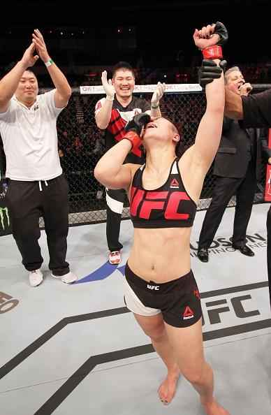 Seo Hee Ham (luvas vermelhas) derrotou Cortney Casey na deciso unnime dos jurados