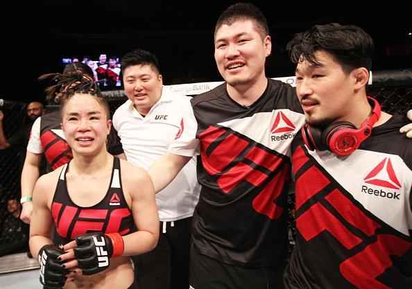 Seo Hee Ham (luvas vermelhas) derrotou Cortney Casey na deciso unnime dos jurados