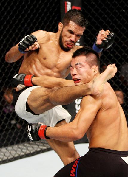 Mike de la Torre (luvas azuis) derrotou Yui Chul Nam na deciso dividida dos jurados