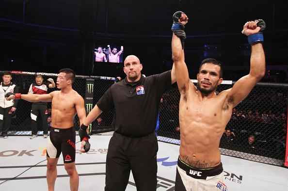 Mike de la Torre (luvas azuis) derrotou Yui Chul Nam na deciso dividida dos jurados