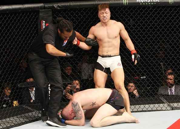 Dongi Yang (luvas vermelhas) derrotou Jake Collier por nocaute tcnico a 1m50s do segundo round