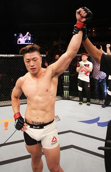 Dongi Yang (luvas vermelhas) derrotou Jake Collier por nocaute tcnico a 1m50s do segundo round