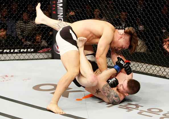 Dongi Yang (luvas vermelhas) derrotou Jake Collier por nocaute tcnico a 1m50s do segundo round